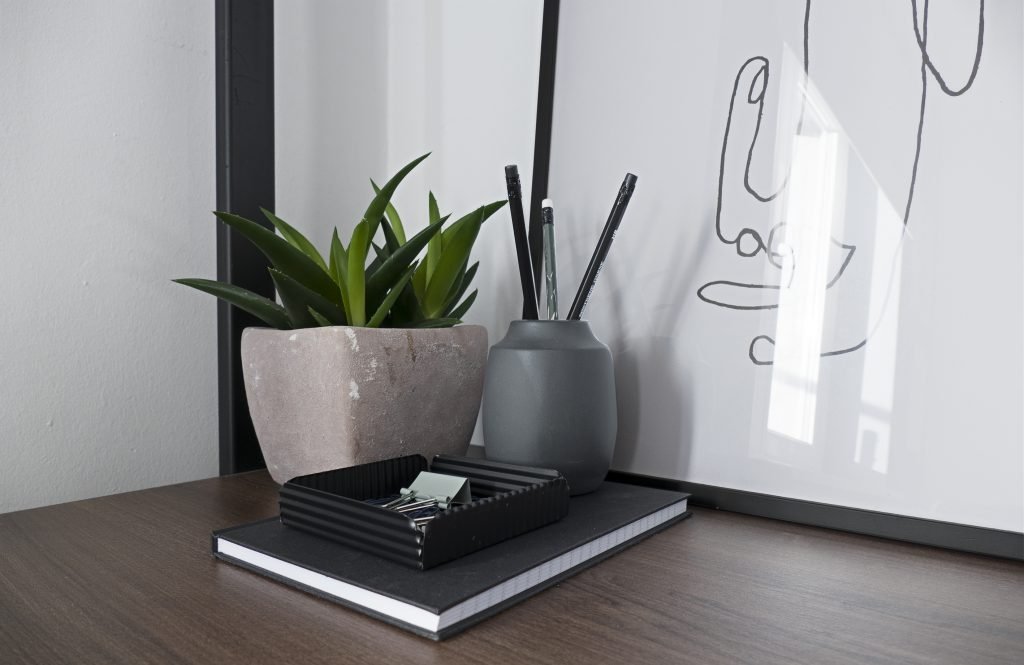 LR Desk Detail 40x26