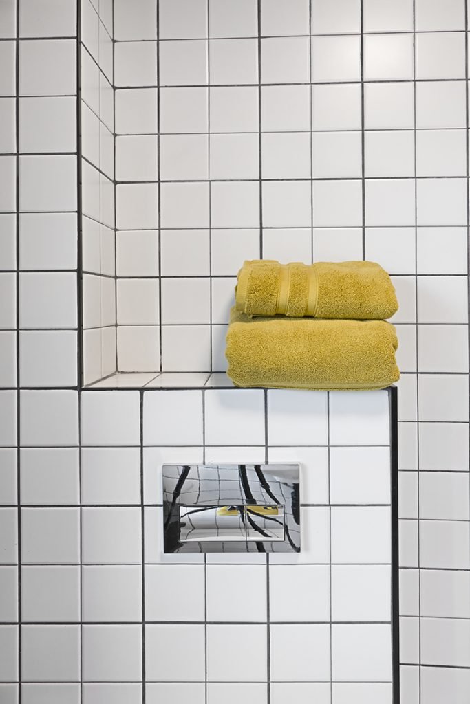 LR Main Bathroom 40x26 Wall